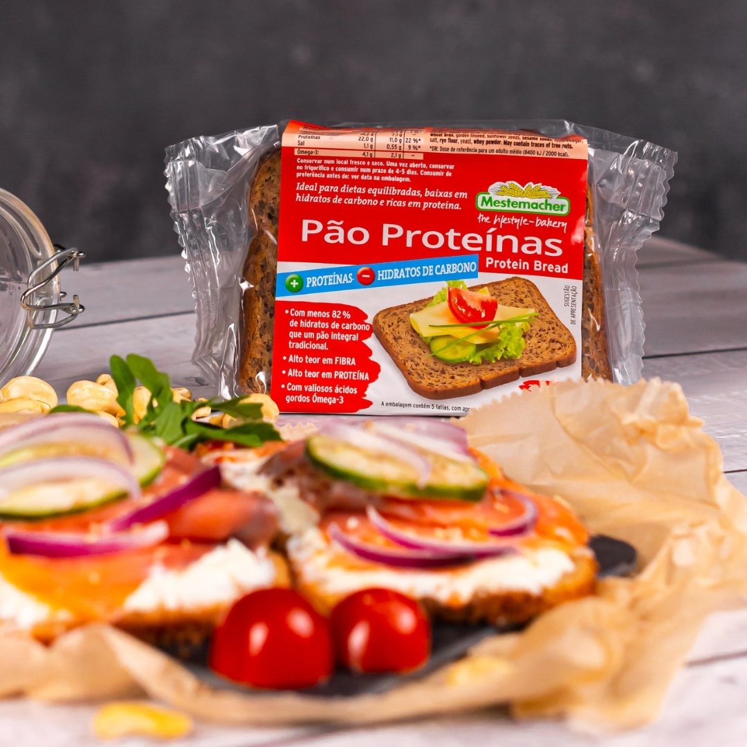 Lanche saudável com pão proteico integrado numa alimentação equilibrada
